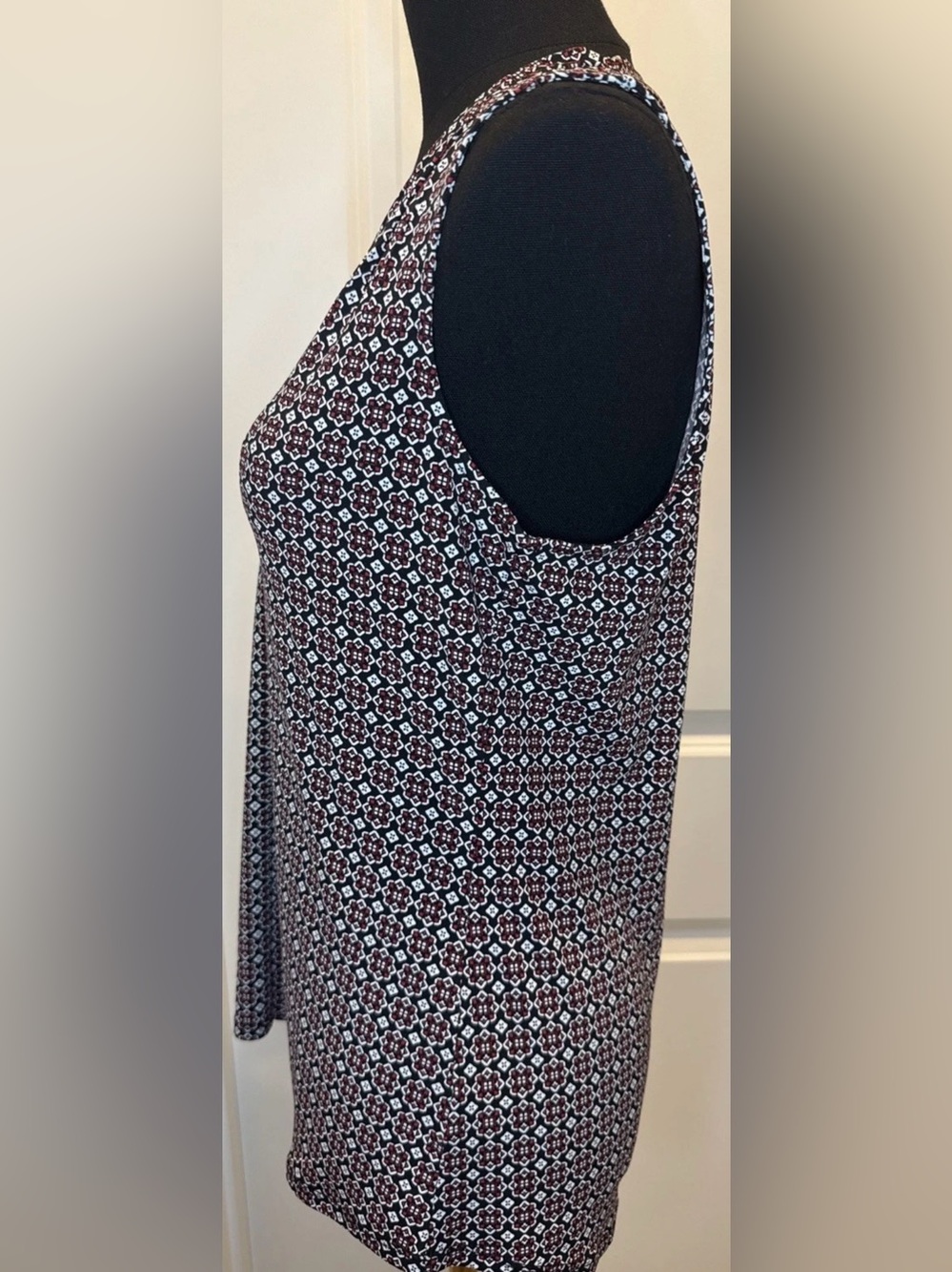 Liz Claiborne Women's Sleeveless Multicolor V-Neck Geometric Print Blouse, Small - Picture 5 of 12